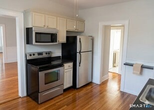 65 Burr St in West Hartford, CT - Building Photo - Building Photo