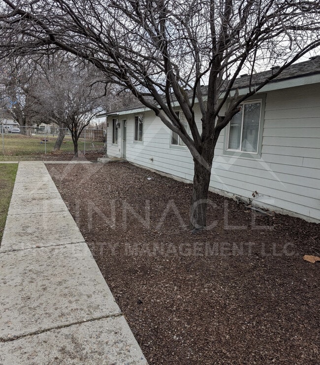 2913 Castlevale Rd, Unit #2 in Yakima, WA - Foto de edificio - Building Photo