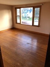 1414 Marquette Ave, Unit 2 upper in South Milwaukee, WI - Foto de edificio - Building Photo