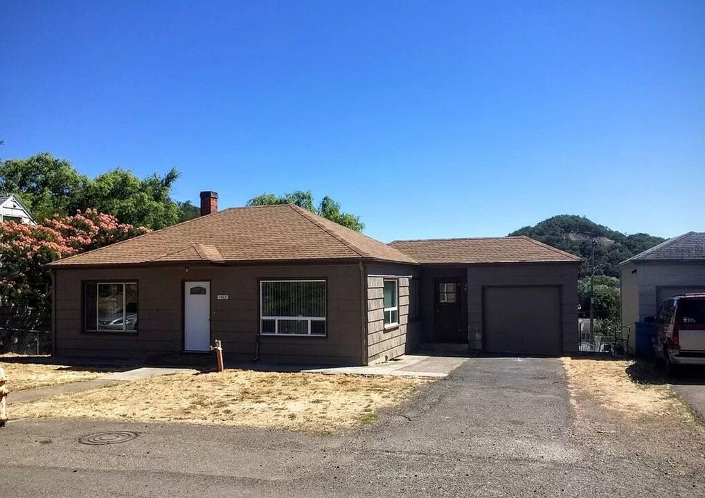 1063 NE Barager Ave in Roseburg, OR - Building Photo