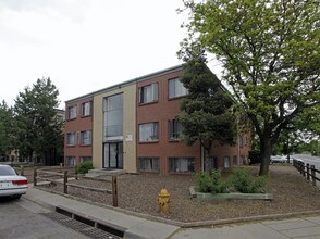 Renaissance at Xenia Village in Denver, CO - Foto de edificio - Building Photo