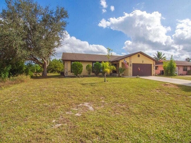 2543 SE Price Ct in Port St. Lucie, FL - Foto de edificio - Building Photo