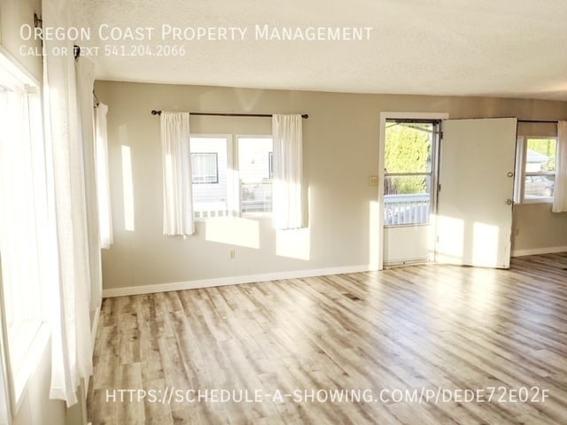 302 SE Neptune Ave in Lincoln City, OR - Building Photo - Building Photo