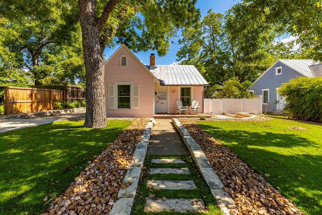 305 Rose St in Fredericksburg, TX - Building Photo