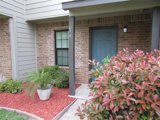 818 W Collins St in Denton, TX - Building Photo - Building Photo