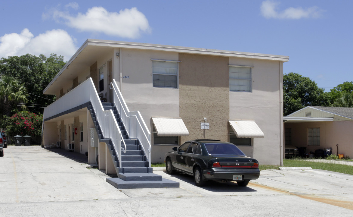 1017 Mayflower Rd in Fort Pierce, FL - Building Photo