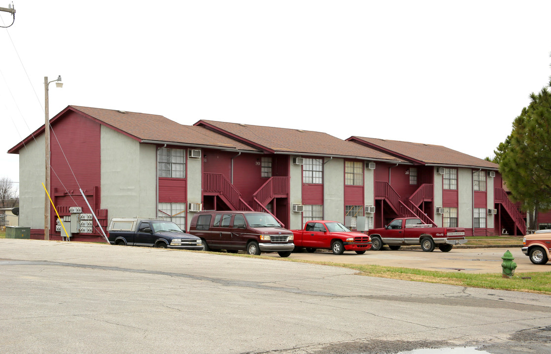 42 West Apartments in Sapulpa, OK - Building Photo