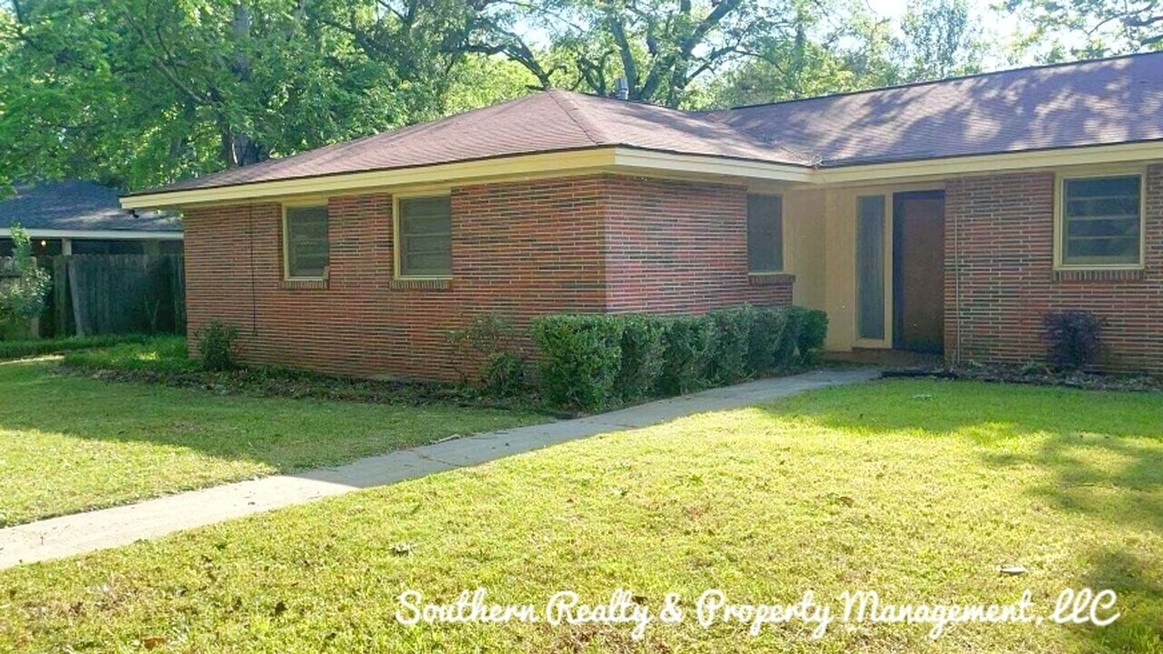 2542 Churchill Dr in Montgomery, AL - Foto de edificio