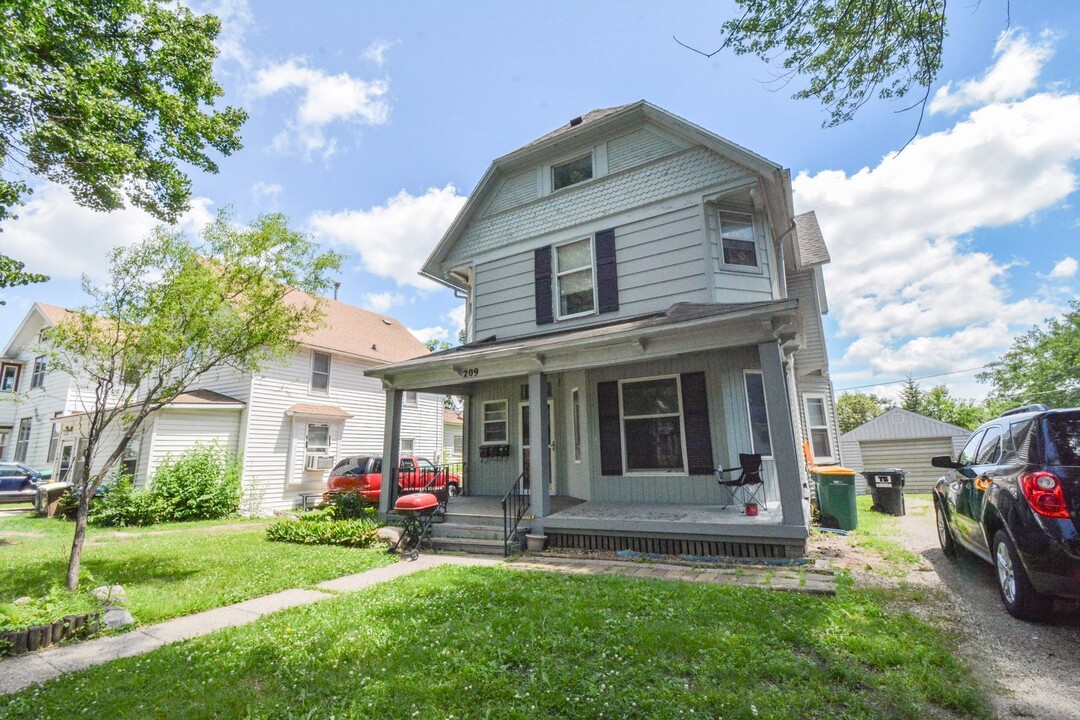 209 S Pearl St in Albert Lea, MN - Foto de edificio