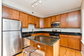 3040 W Diversey Ave, Unit 2S in Chicago, IL - Foto de edificio - Building Photo