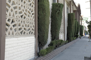 Townhouse Artesia in Bellflower, CA - Building Photo