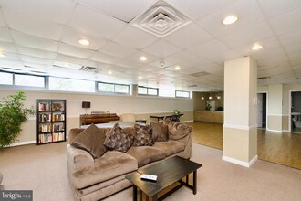 5353 Columbia Pike in Arlington, VA - Foto de edificio - Building Photo