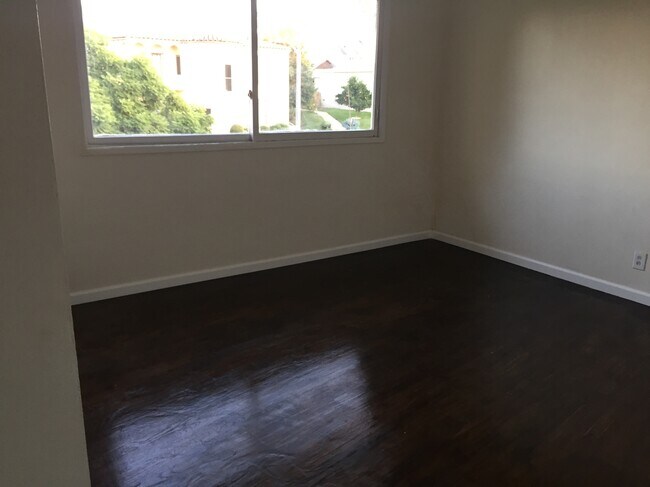 3814 Country Club Dr, Unit 3 Bed in Los Angeles, CA - Building Photo - Building Photo