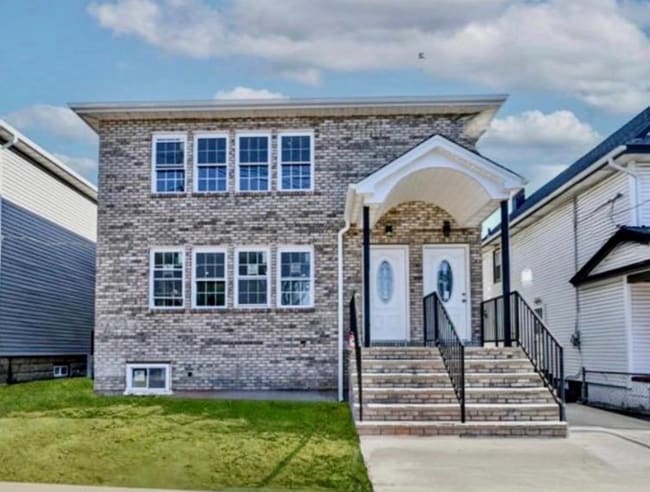 property at 107-13-107220 220th St