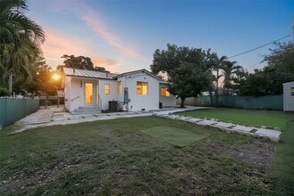 876 NE 81st St in Miami, FL - Building Photo - Building Photo