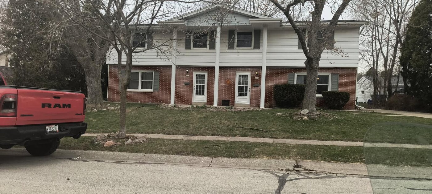 4982 Sutton Ln in Greendale, WI - Building Photo