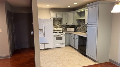 9S060 Lake Dr, Unit 12-102 in Willowbrook, IL - Building Photo - Building Photo