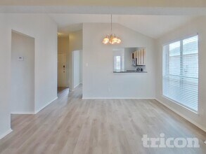 10221 Dallam Ln in Fort Worth, TX - Foto de edificio - Building Photo