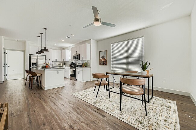 The Gallery Modern Apartments in Aurora, CO - Foto de edificio - Building Photo