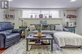 16 Hogan Dr in Toronto, ON - Building Photo - Building Photo