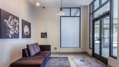 812 5th Ave N, Unit 209 in Seattle, WA - Building Photo - Building Photo