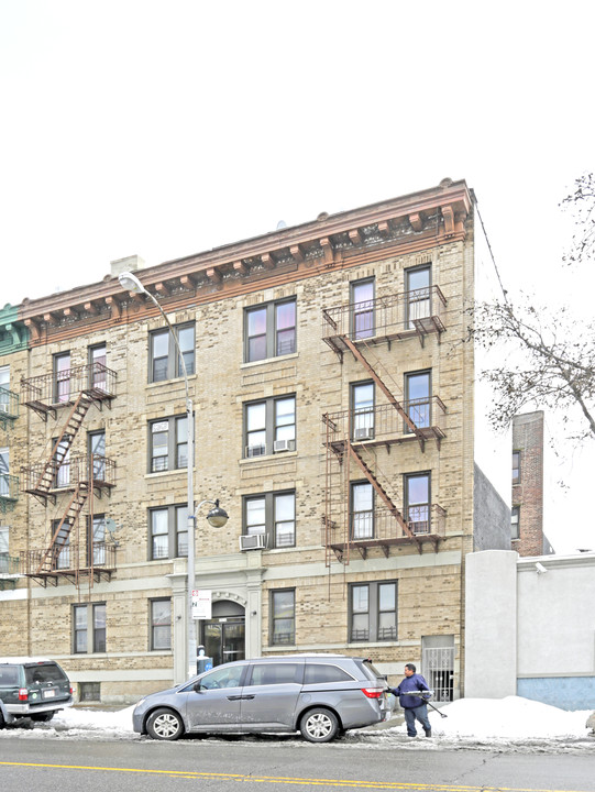 36-11 Steinway St in Long Island City, NY - Building Photo