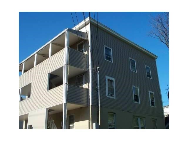 126 Spruce St in Stamford, CT - Building Photo