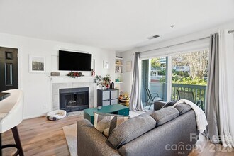 525 N Graham St, Unit 2F in Charlotte, NC - Foto de edificio - Building Photo