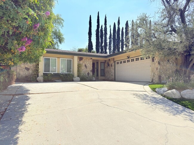 23744 Sandalwood St in Los Angeles, CA - Building Photo - Building Photo