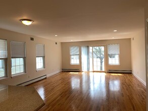 20-24 Yennicock Ave in Port Washington, NY - Building Photo - Interior Photo