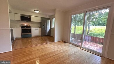 13566 Bentley Cir in Woodbridge, VA - Foto de edificio - Building Photo