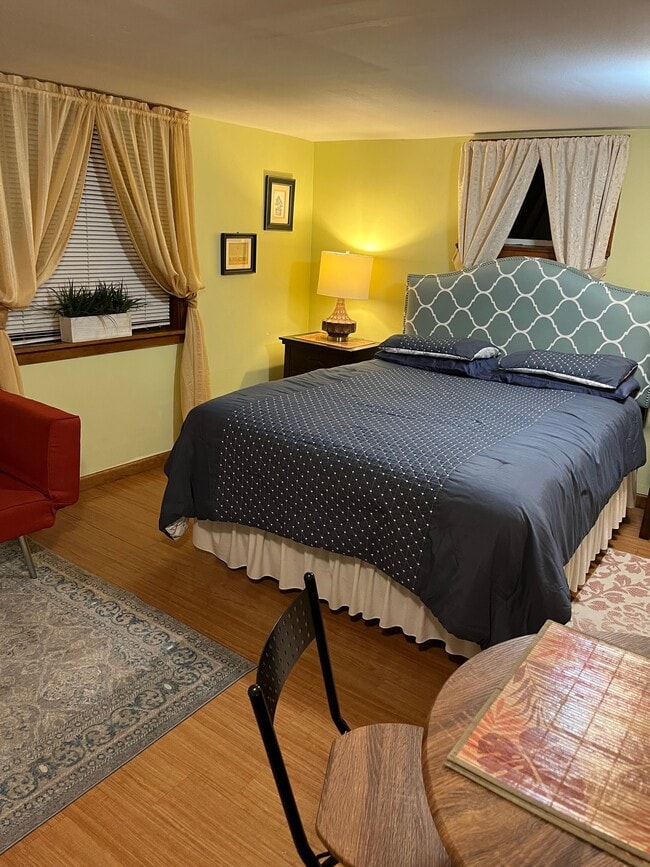 20 Elmwood Ave, Unit Efficiency Studio in Norwalk, CT - Foto de edificio - Building Photo