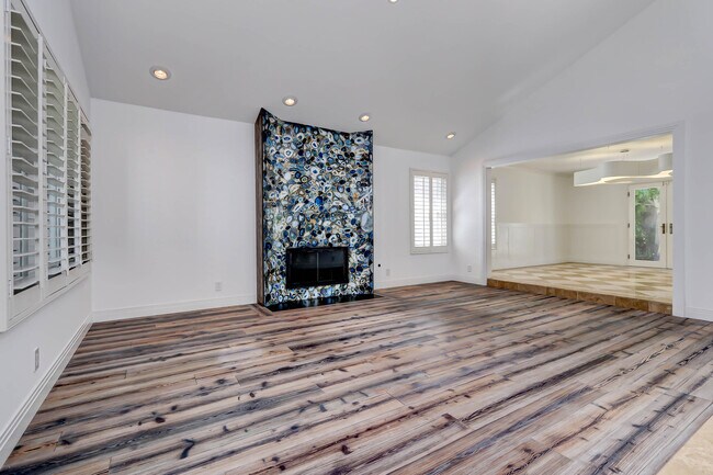 947 10th St in Manhattan Beach, CA - Building Photo - Building Photo