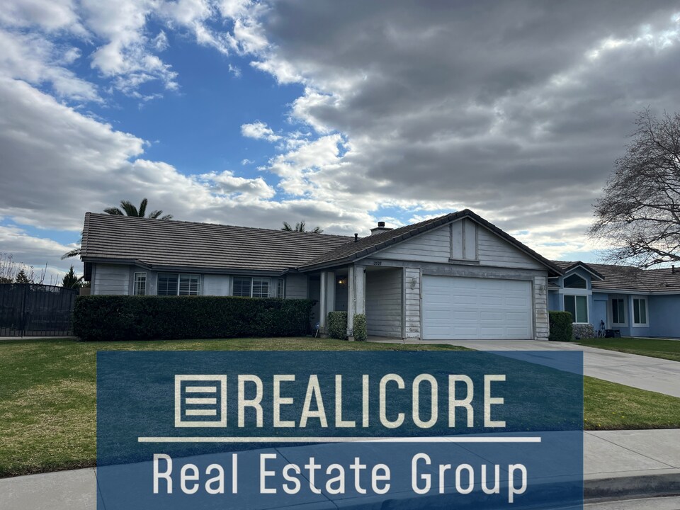 2521 W Buena Vista Dr in Rialto, CA - Building Photo