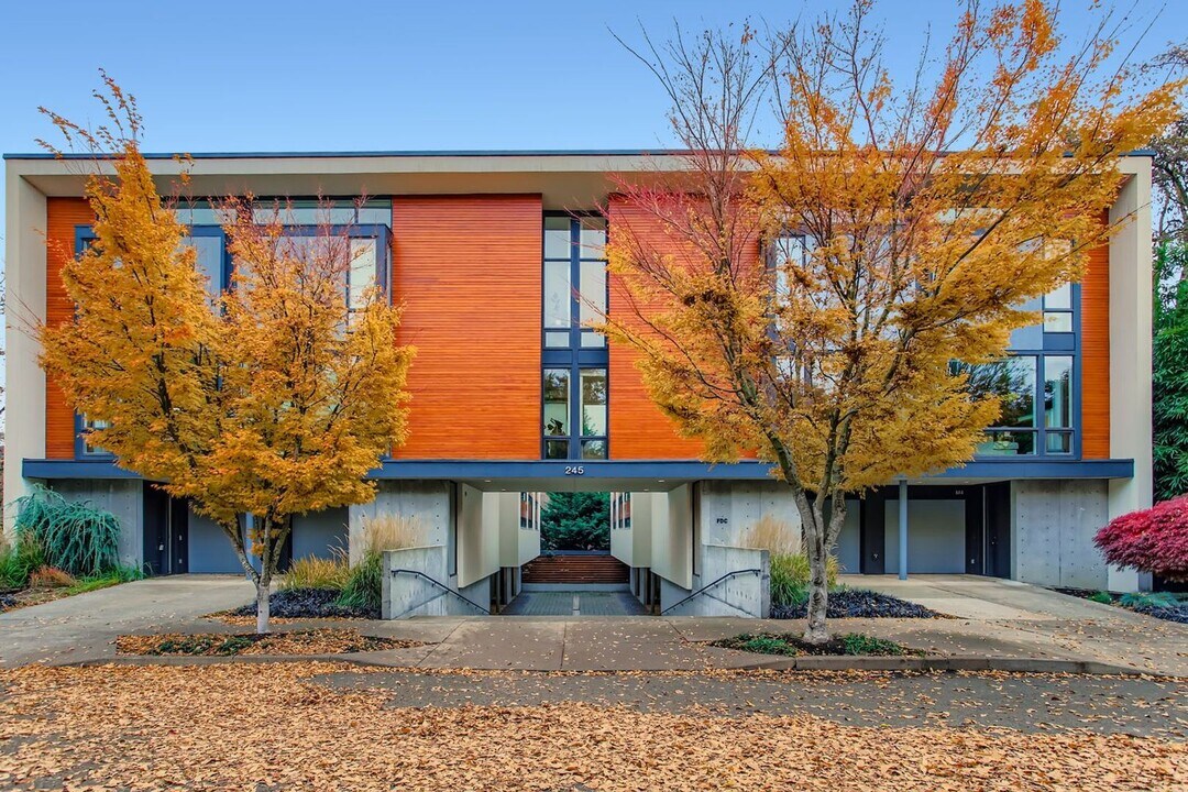 245 SW Meade St in Portland, OR - Building Photo
