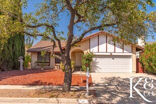 559 W Avenida De Las Flores in Thousand Oaks, CA - Building Photo