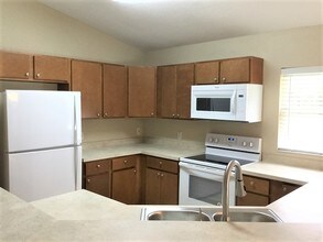 7011 Silverwood Dr in New Port Richey, FL - Foto de edificio - Building Photo