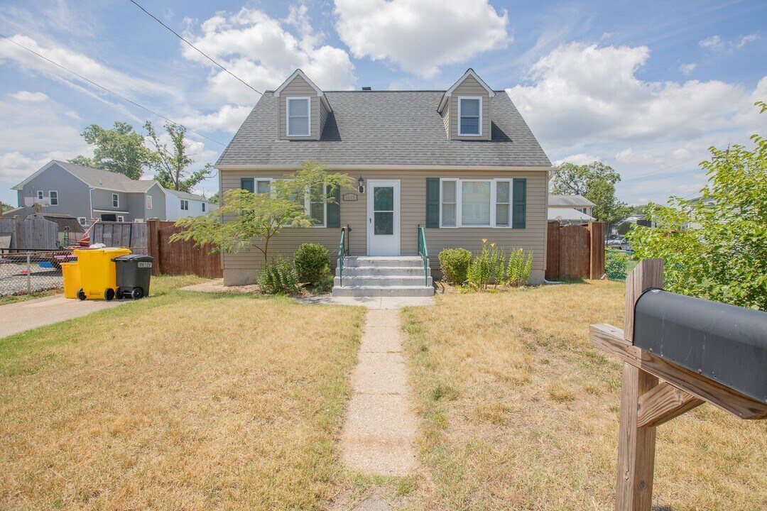 8448 Garden Rd in Pasadena, MD - Building Photo