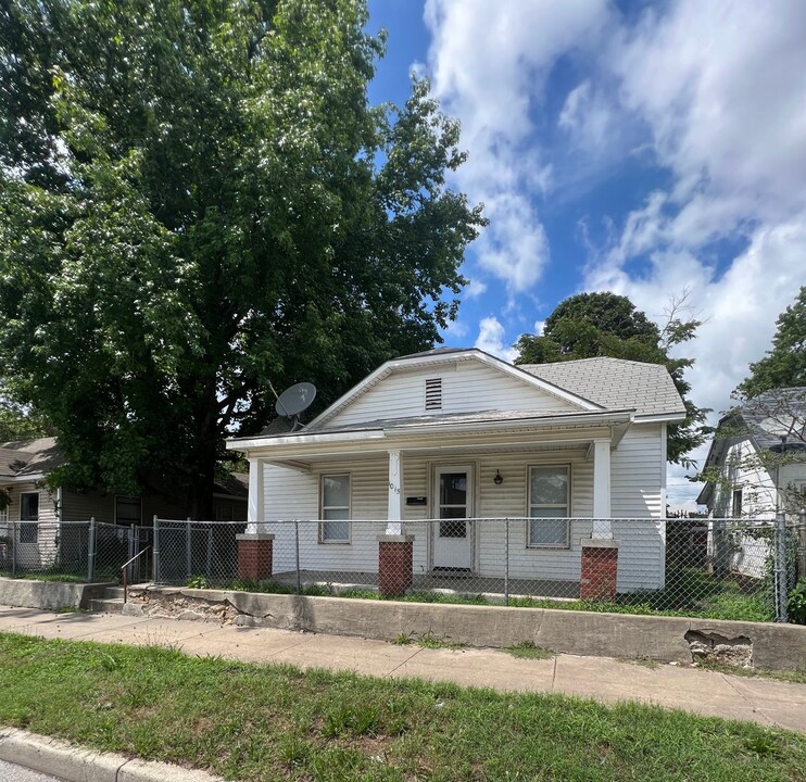 1015 E Broadway St in Joplin, MO - Building Photo