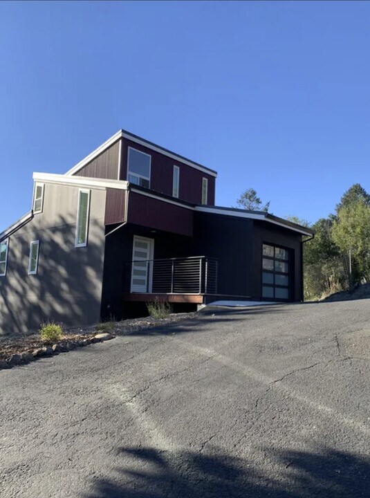 1195 Wikiup Dr in Santa Rosa, CA - Foto de edificio