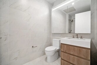 200 E 23rd St, Unit 12D in New York, NY - Foto de edificio - Building Photo