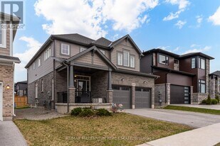3597 Carolinia Ct in Fort Erie, ON - Building Photo
