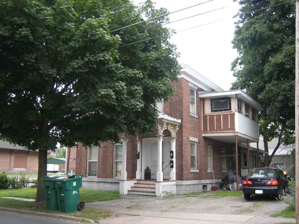 19 Oak St in Glens Falls, NY - Building Photo