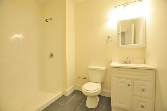875 Beacon St, Unit 1 in Boston, MA - Foto de edificio - Building Photo