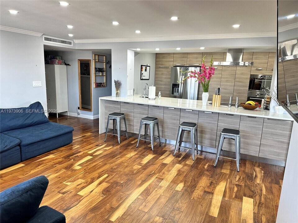 401 Golden Isles Dr in Hallandale Beach, FL - Foto de edificio