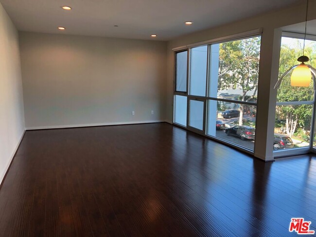 1545 S Bentley Ave in Los Angeles, CA - Building Photo - Building Photo