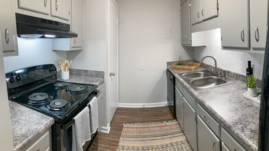 Camellia Court Apartments in Alexander City, AL - Foto de edificio - Building Photo