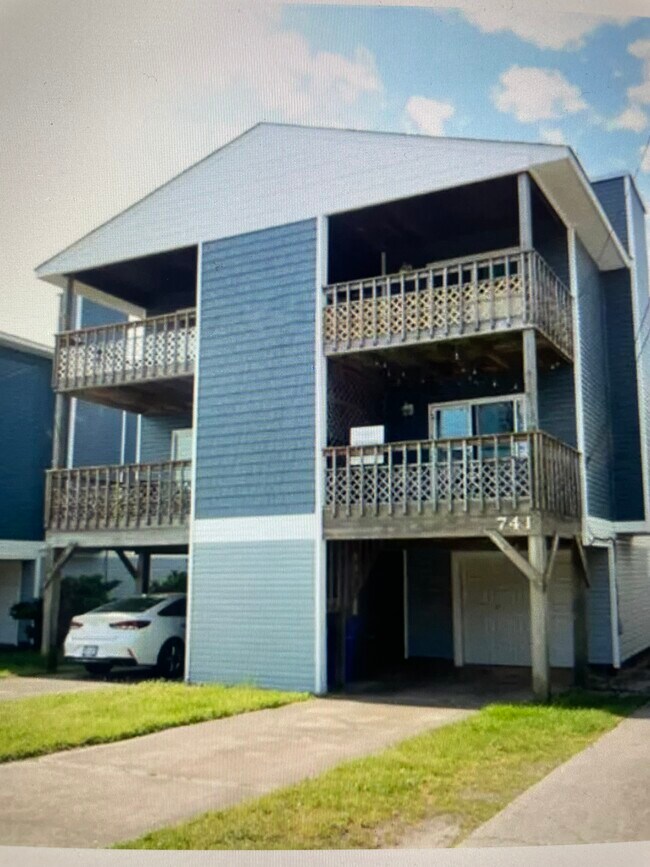 741 W Ocean View Ave in Norfolk, VA - Building Photo - Building Photo