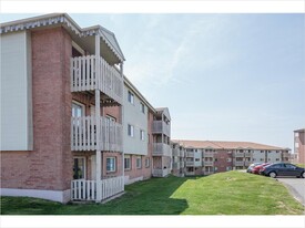 95 Highfield Park Dr in Halifax, NS - Building Photo