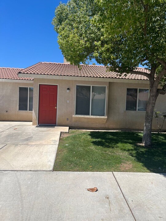 1218 Reddick Ln in Bakersfield, CA - Building Photo